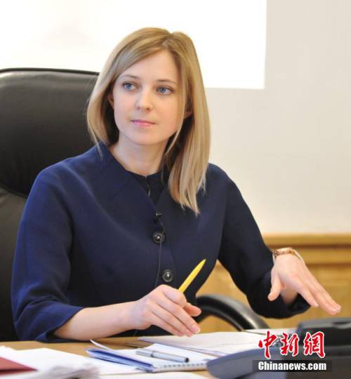 克里米亞美女檢察長(zhǎng)新造型致新年賀詞