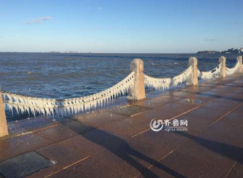 煙臺(tái)濱海廣場(chǎng)現(xiàn)冰凌美景 綿延千米