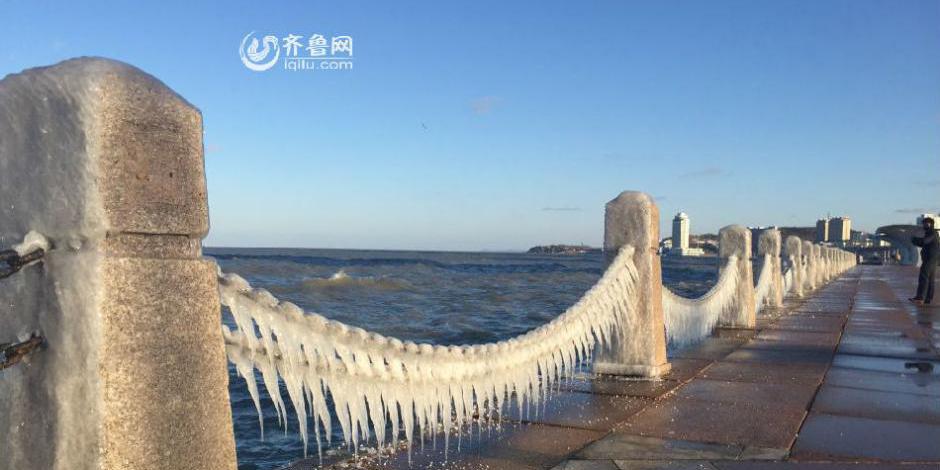 煙臺(tái)濱海廣場(chǎng)現(xiàn)冰凌美景 綿延千米