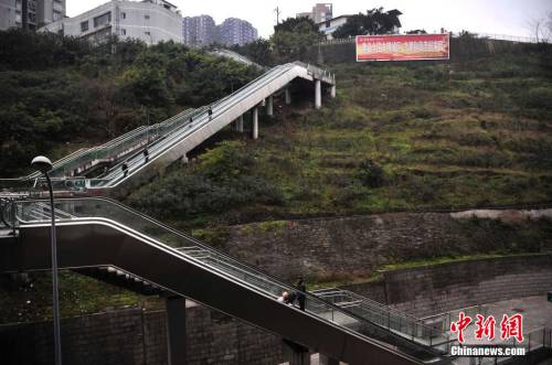 重慶土坡上建自動扶梯 便于市民出行