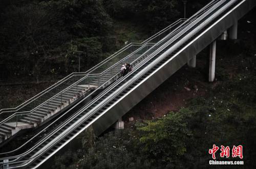 重慶土坡上建自動扶梯 便于市民出行