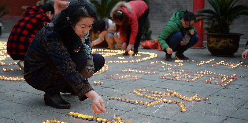 西安民眾點燃萬盞酥油燈祈福新春