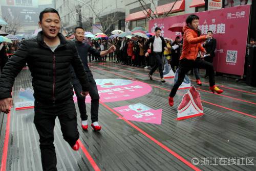 猛男穿高跟鞋賽跑 千姿百態(tài)