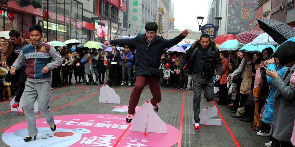 猛男穿高跟鞋賽跑 千姿百態(tài)