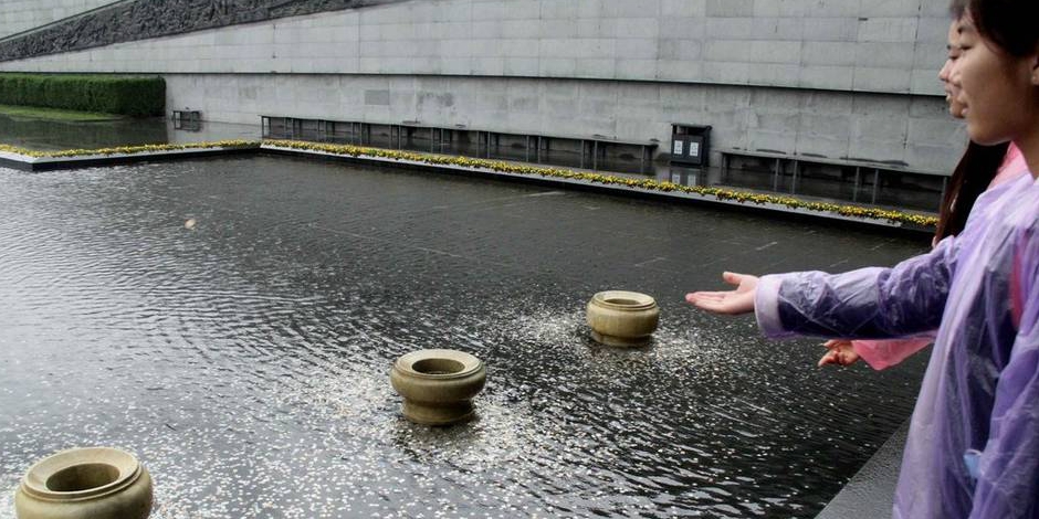 南京大屠殺紀念館水池成游客“許愿池”