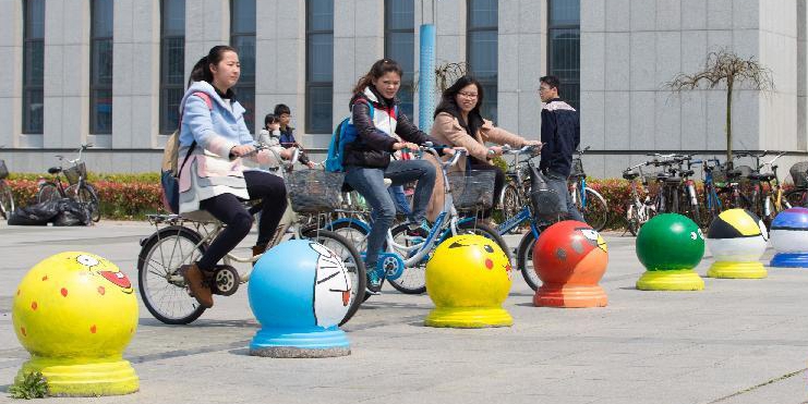 大學校園現卡通路障