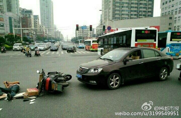 長(zhǎng)沙男子車禍現(xiàn)場(chǎng)躺地上玩手機(jī)