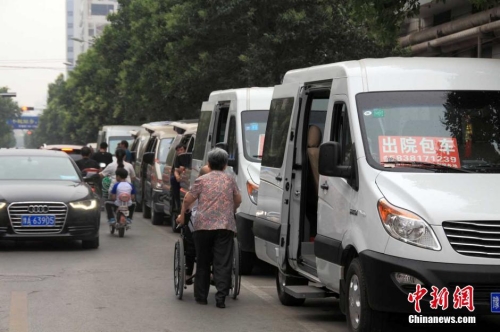 鄭州一醫院大門被“出院包車”包圍