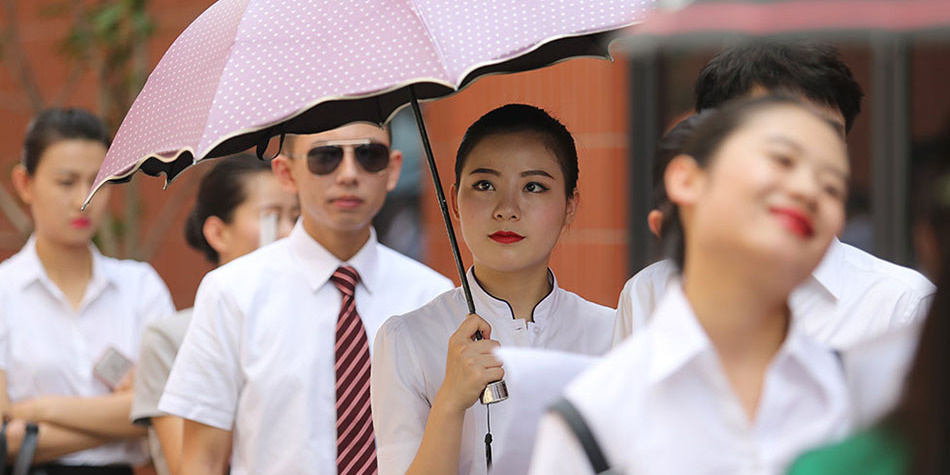 上海千名俊男靚女應聘空乘