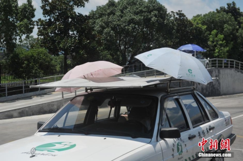 杭州一駕校現(xiàn)遮陽新招 教練車車頂撐傘