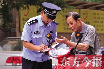 社區民警趙守在向轄區居民了解情況