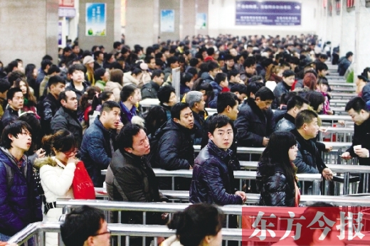 鄭州火車站迎來節(jié)后最后一波客流高峰。昨日，售票廳內(nèi)人頭攢動