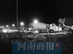 事發(fā)后,民警在現(xiàn)場(chǎng)附近查渣土車(chē)和水泥罐車(chē)