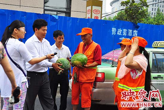 愛心的哥給環衛工送西瓜