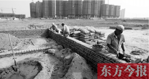 7月8日，鄭州市銀鶯路南端，一處新建的小學和中學剛剛開始動工