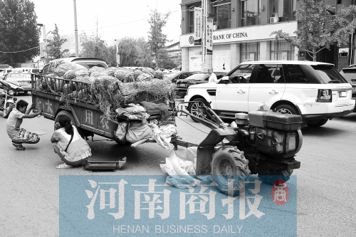 兩車相蹭后，小陳與妻子慌了神