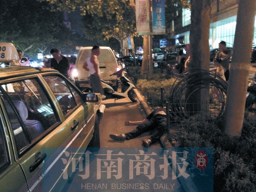 醉漢拳打的哥后耍賴趟地上不起來 民警開車將其拉走