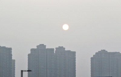 昨天，鄭州市區，霧霾遮擋的太陽像個月亮。