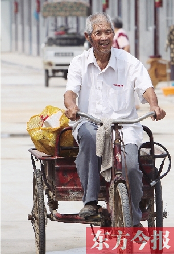 83歲的胡新有老人每天下午都騎著三輪車出門撿廢品，換的錢都捐了出去