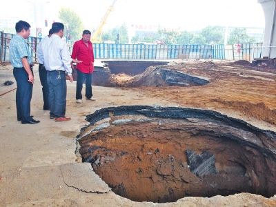 9月20日，中原路西三環(huán)交叉口坍塌現(xiàn)場