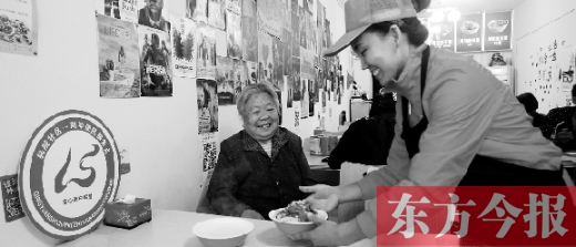 9月29日，輕院社區(qū)的“空巢老人”荊阿姨在一家飯店免費(fèi)吃午餐