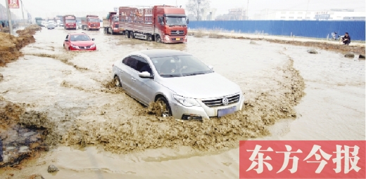 昨日的水坑現場，“坑車”的情況仍在繼續上演