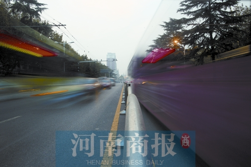 如今的建設(shè)路拓寬了不少，各種車(chē)輛川流不息（照片為多次曝光合成）