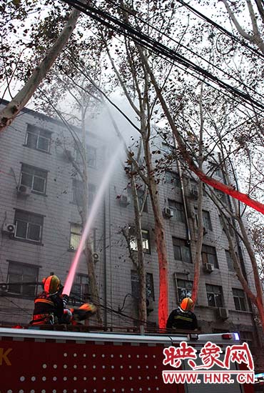 消防部門用高壓水槍對失火位置噴水