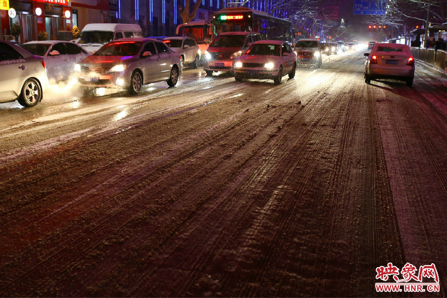 夜晚的雪路給出行的人們?cè)黾恿死щy。