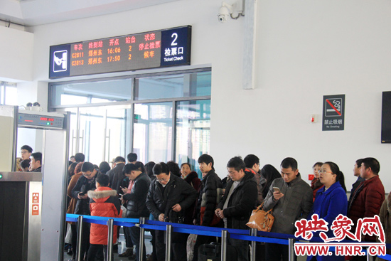 鄭開城鐵列車晚點致旅客滯留 疑因線路上掛落異物