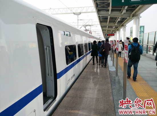 鄭開城鐵列車晚點致旅客滯留 疑因線路上掛落異物