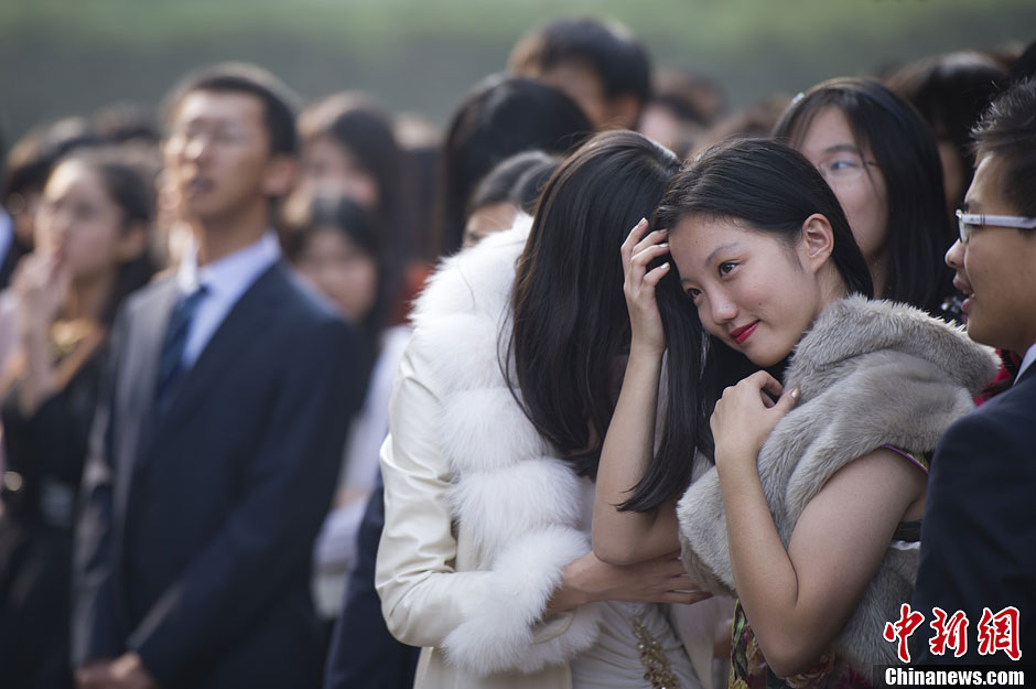 一名穿著靚麗的女生在等待成人禮開始