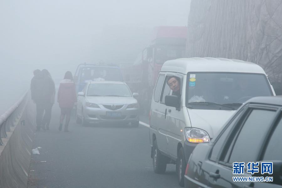 12月4日，滬陜高速揚州段大量車輛滯留。