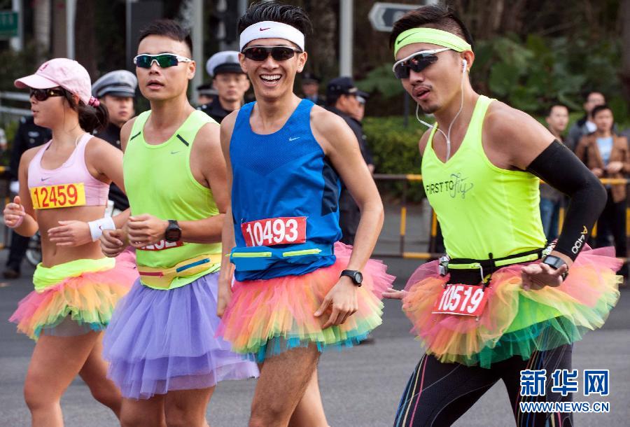 12月8日，三名男選手身著“蓬蓬裙”參加比賽。