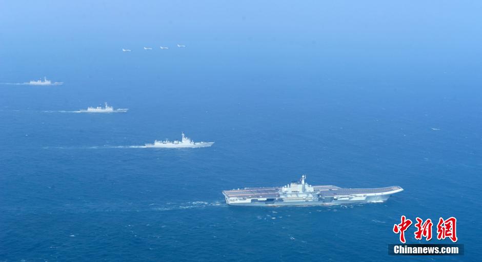 圖為遼寧艦與水面艦艇、飛機進行協同訓練。中新社發 胡鍇冰 攝