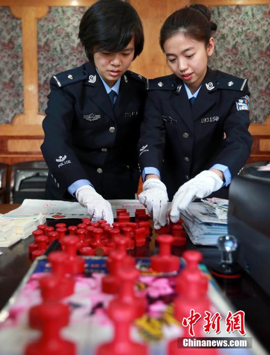 圖為清點查獲大量假火車票和制販工具。