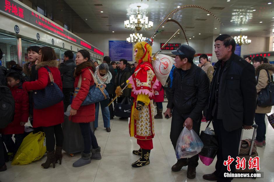 孫悟空“快閃”北京站 售票廳排隊買票