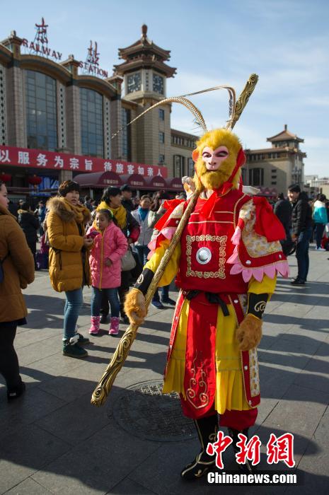 孫悟空“快閃”北京站 售票廳排隊買票