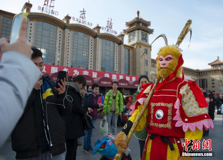 孫悟空“快閃”北京站 售票廳排隊買票