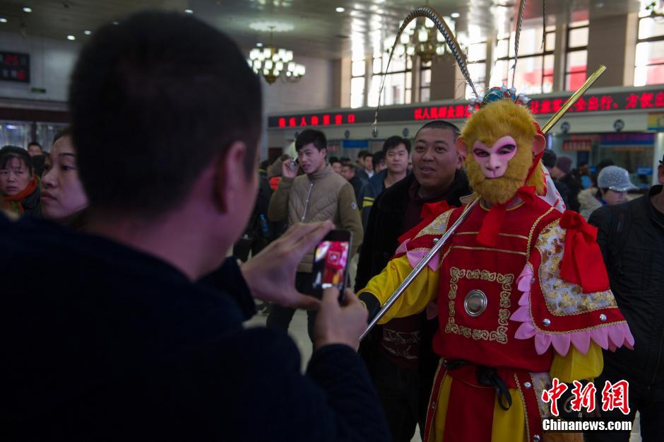 孫悟空“快閃”北京站 售票廳排隊買票