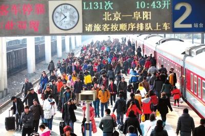 昨天，由北京開出的列車途經安徽亳州火車站，大量旅客回到家鄉