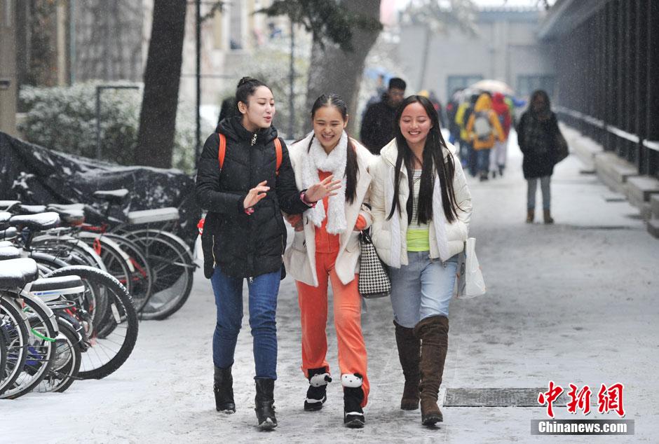 中央戲劇學院開考 帥哥靚女冒雪趕考