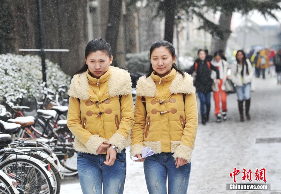 中央戲劇學院開考 帥哥靚女冒雪趕考