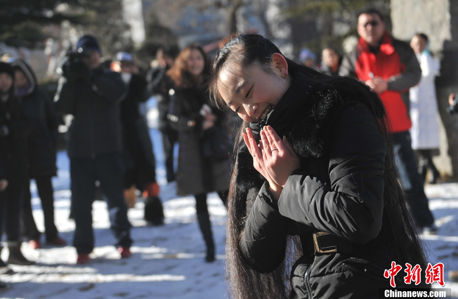 圖為來自東北的表演系考生雪地秀才藝。