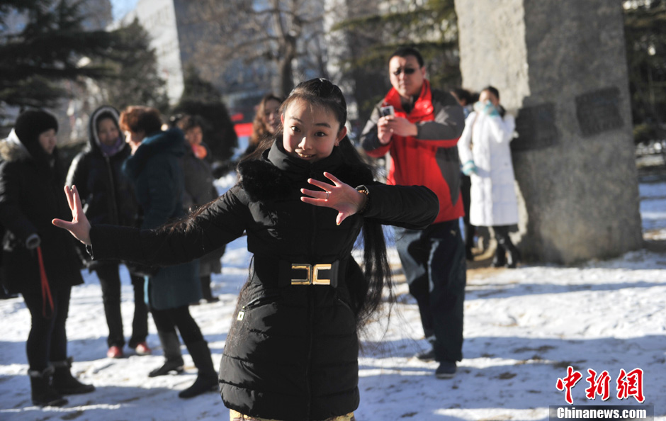 圖為來自東北的表演系考生雪地秀才藝。