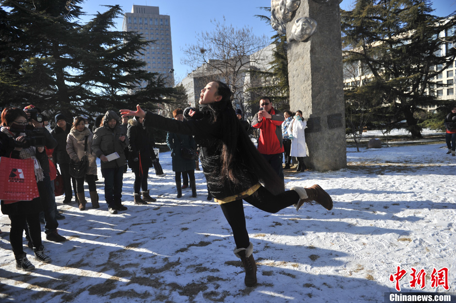 圖為來自東北的表演系考生雪地秀才藝。