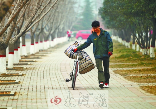 走在校園的小路上，帥氣的單車是我同伴，鼓鼓的行囊盛不下父母深深的惦念。