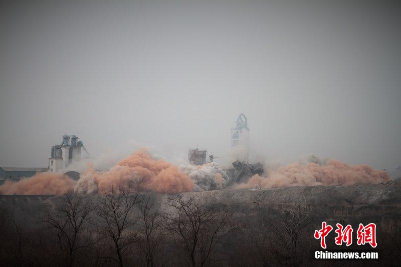 　2014年2月17日，石家莊市再次啟動壓減水泥過剩產能、治理大氣污染水泥企業集中爆破拆除行動。