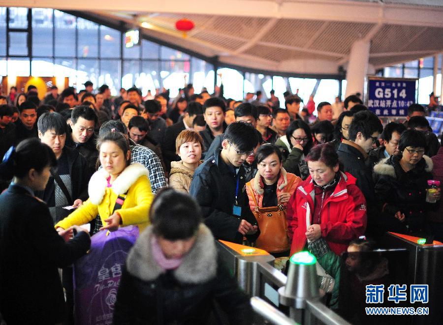 2月24日，在武漢火車站，乘客在檢票進站。