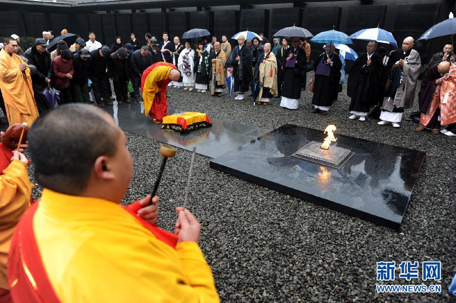 中日兩國數十位僧人在侵華日軍南京大屠殺遇難同胞紀念館祭場舉行“世界和平法會”